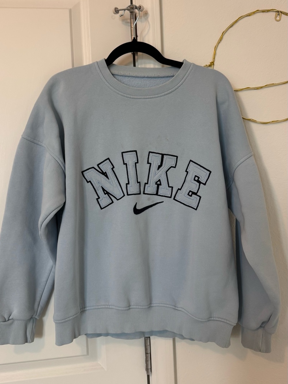 Adorable vintage-esc Nike Light Blue Crewneck Sweatshirt with Embroidered Logo - Picture 1 of 2